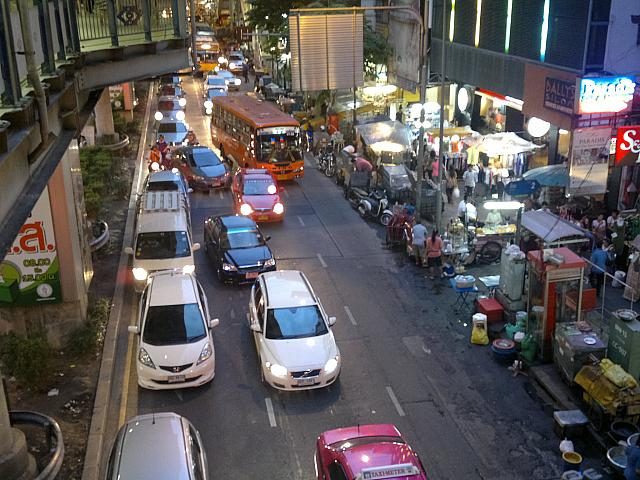 夕方6時半過ぎはシーロム通りがいつも以上に渋滞します