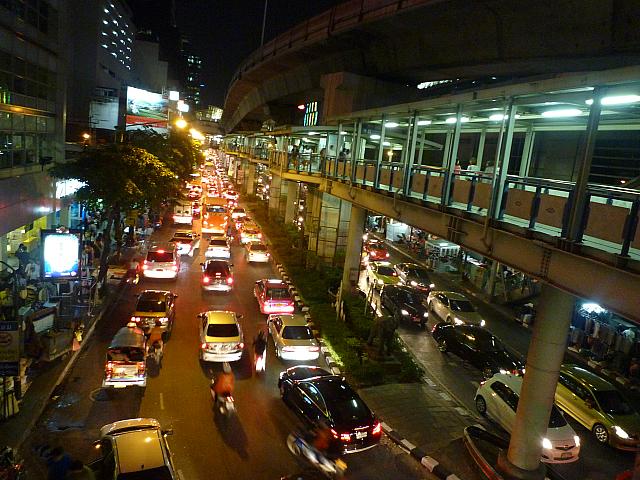 空も真っ暗になるとバンコクの夜を楽しむためにやってきた人々でにぎわいます
