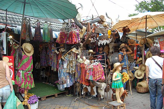 アジアン雑貨から衣服まで、タイ人にも旅行者にも愛される市場です