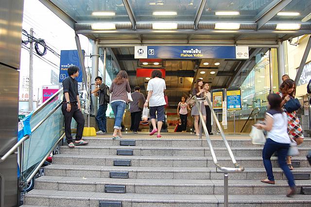 パホンヨーティン駅