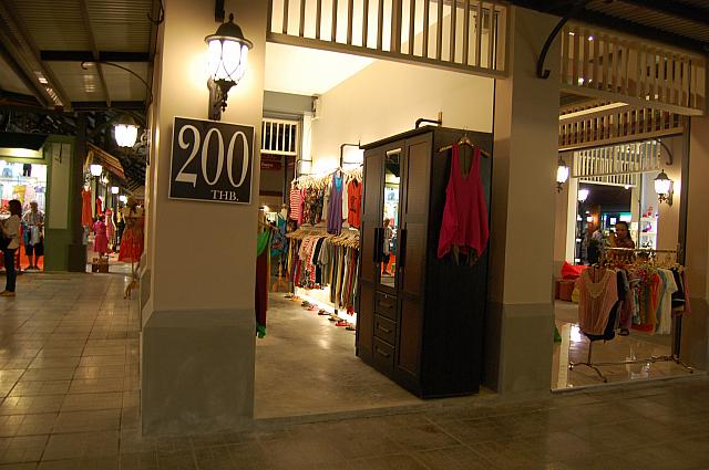 どの服も200バーツというお店