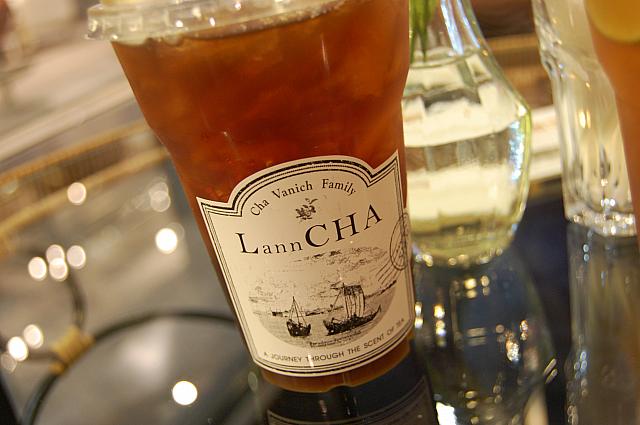 店内では紅茶やハーブティーを注文することもできます。
