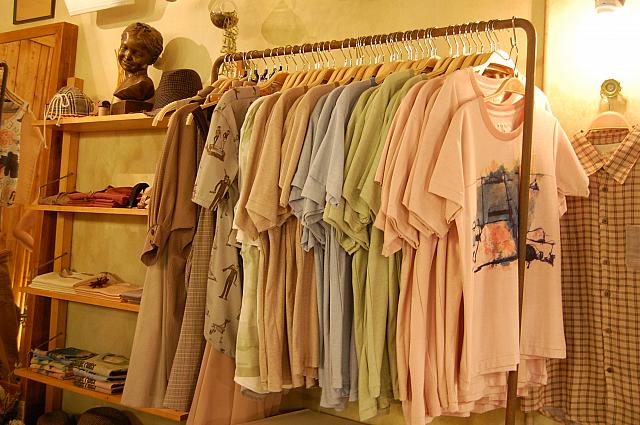 シンプルな色遣いですが、やわらかい感じの洋服は人気があります。