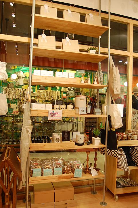 小さなお店ですが、お客さんの足がたえません。