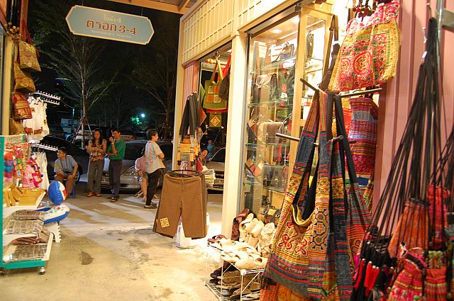 タイらしい雑貨やお土産品がたくさん並びます