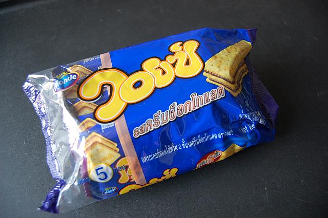 チョコがあいだに入っているビスケット