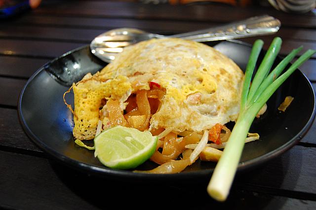 卵に包まれたタイ風焼きそば「パッタイ」