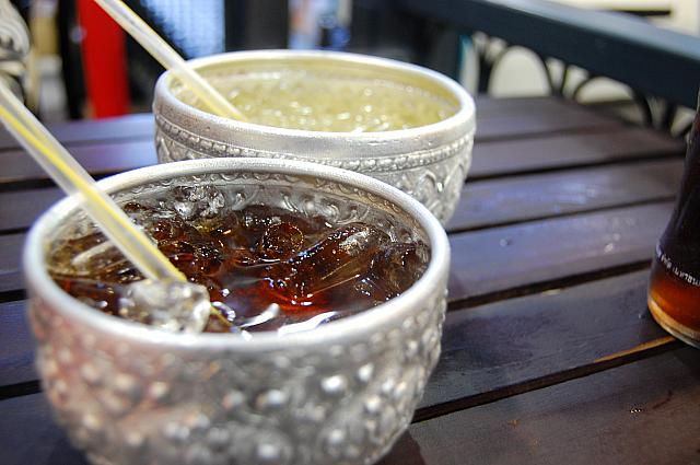飲み物はこのかわいい器にきます
