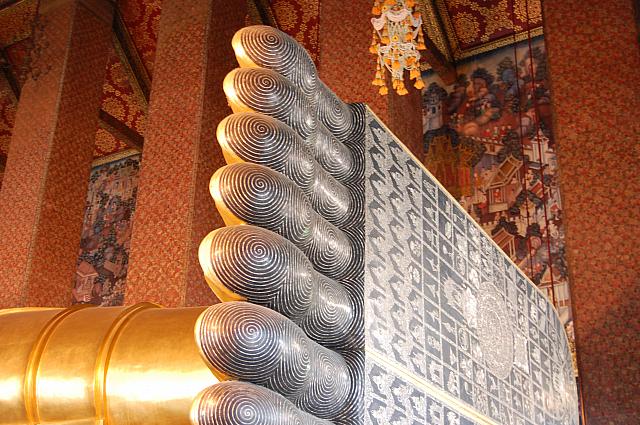 寺院巡りはバンコク旅行の定番です！