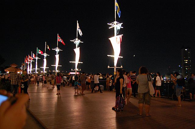 夜7時頃には完全に暗くなりますので、なるべく人通りの多い場所へ移動するようにしてください。