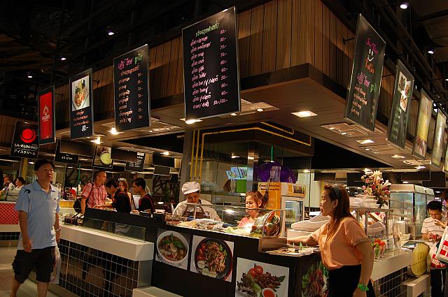 ソムタム（パパイヤサラダ）のお店の前で試食を配っていました。でもとっても辛かったです。