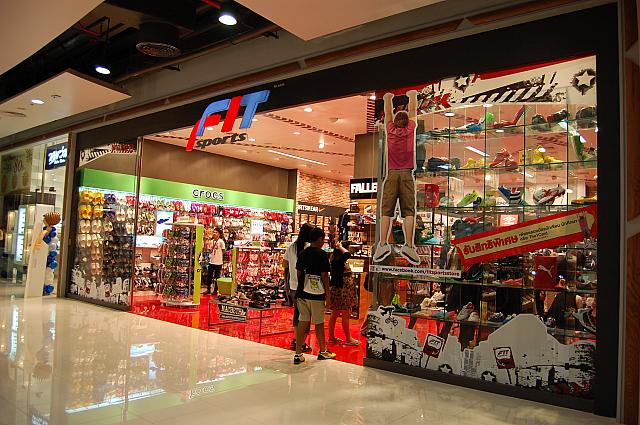 有名ブランドなども入る靴屋さん
