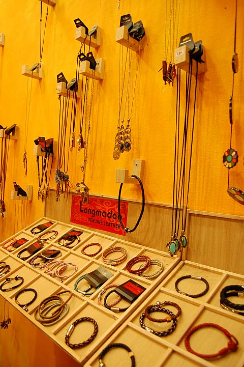 ネックレスにブレスレット、指輪まであります。