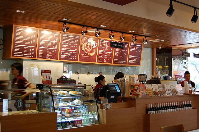 コーヒーなどの飲み物のほか、軽食も色々とあります。