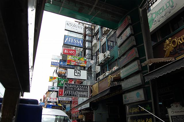 タニヤといえば日本語の看板だらけで有名です