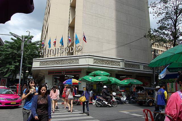 シーロム通りにあるお店や屋台を見渡しながら進みます