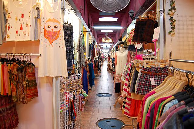 入口から出口まではそれほどの距離はないのですが、センスのいい服が沢山並びます。