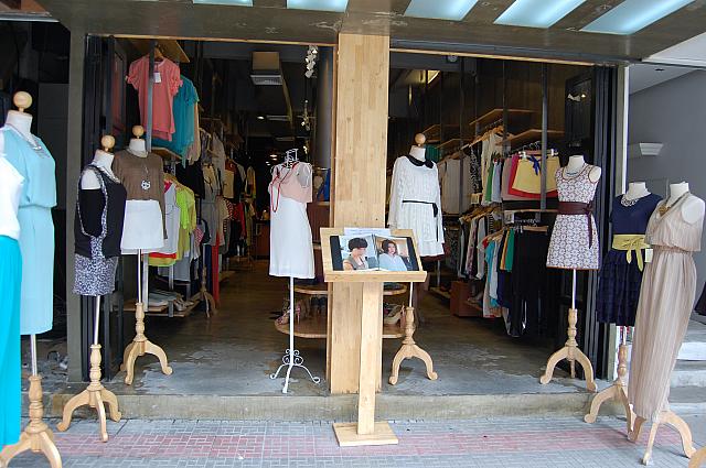 人気アイドルや俳優が身につけていたものはさっそく店先に出回ります
