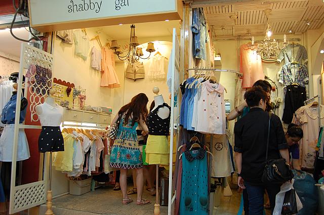 サイアムスクエア内のショップはどこも小さな店が多いです