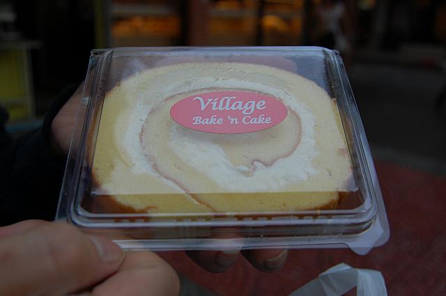 ロールケーキは甘さ控えめでパンはしっとり柔らか