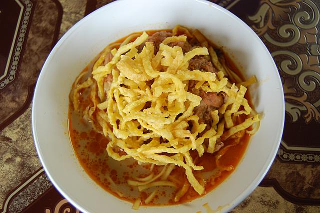 ココナッツミルクが入ったまろやかカレーラーメン「カオソーイ」