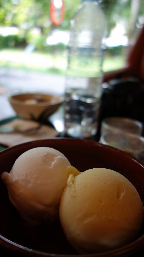 おしゃれな店内で美味しいアイスクリームを食べたら最高！