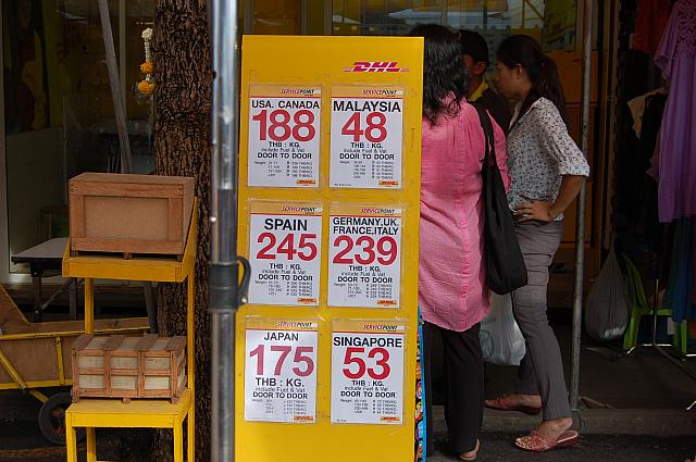 購入した大量の荷物を海外へ送るためのショップがあるのがとても便利なポイントです！