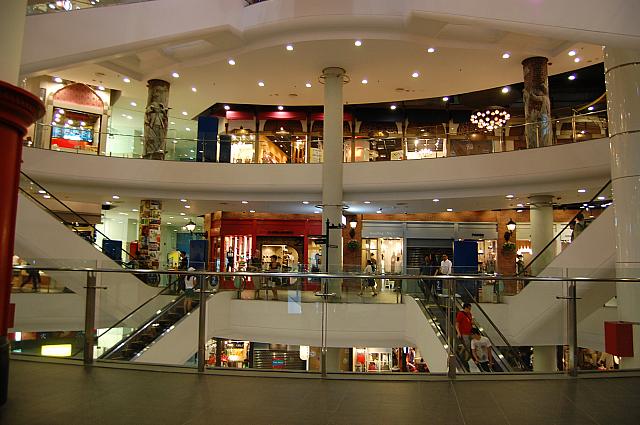 白や青が基調とした店内はかなり清潔