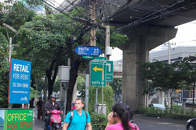 アソークで人気の高い路地「スクンビット ソイ２１」