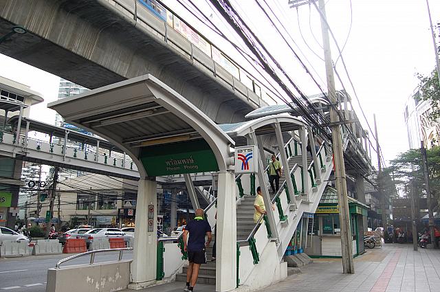 スクンビッ通りはよく渋滞するので、プロンポンまではBTS（スカイトレイン）がおすすめです