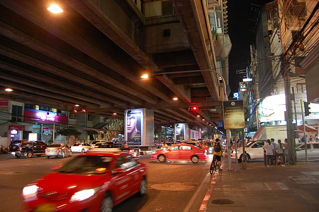 夜のプロンポン駅周辺のようすです