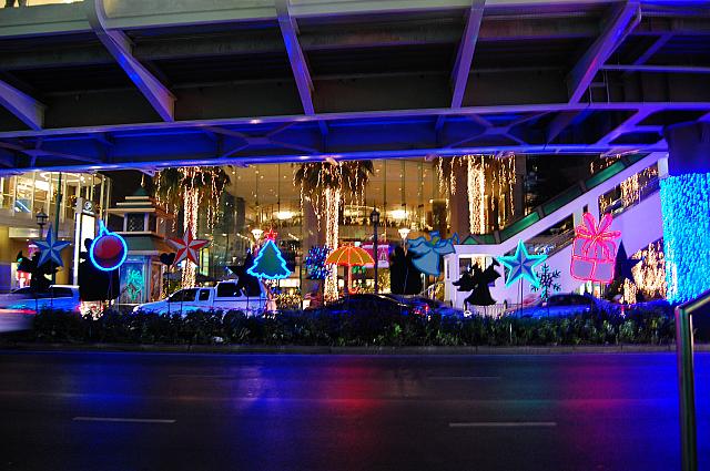 大通り沿いからも見ることのできるイルミネーションはクリスマスの雰囲気を一気に高めます。