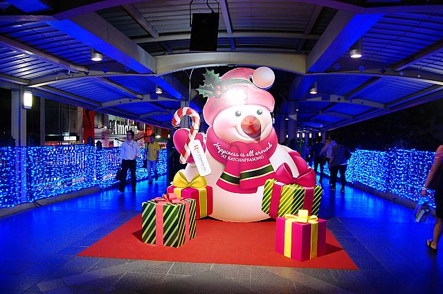 青く光るイルミネーションで気分はクリスマス