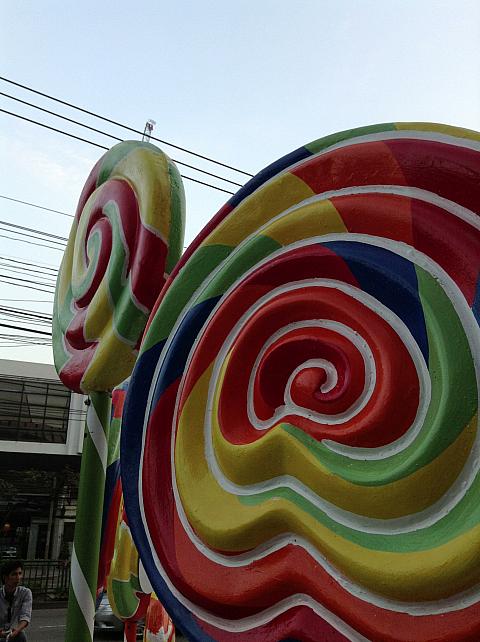 大きなキャンディーがたくさん並びます
