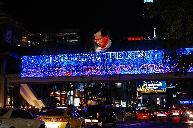 国王陛下の写真と共に美しく光るイルミネーション
