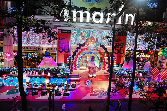 子どもの国のような、おもちゃの国のようなカラフルなクリスマスの舞台「アマリンプラザ」