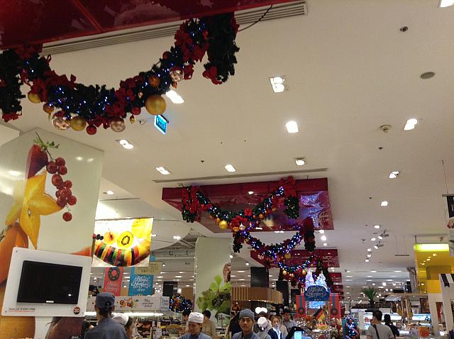 スーパーでもクリスマスの飾り付けが多いです