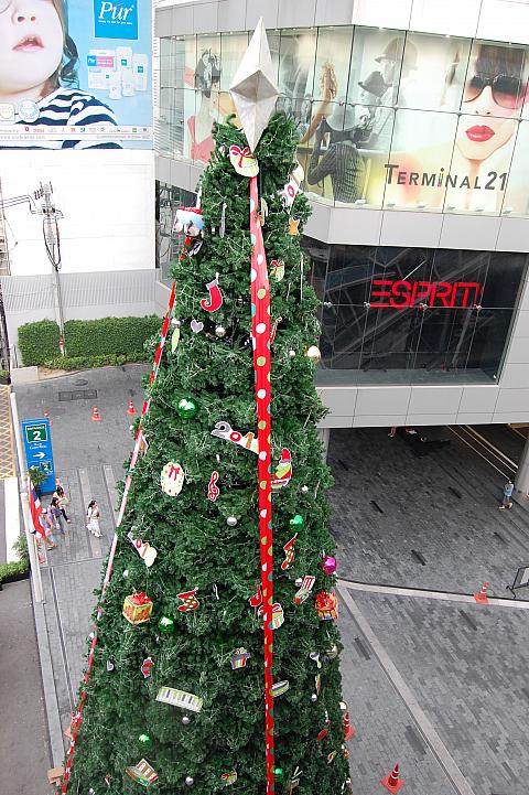 BTSアソーク駅からも見ることができるツリー