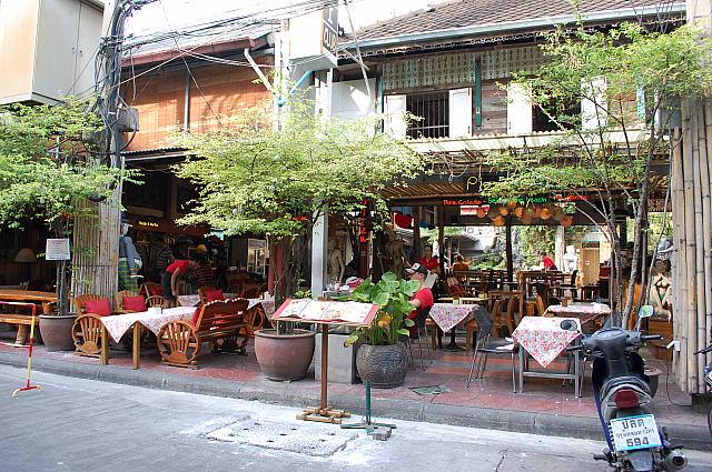 ランブトリには飲食店が多いです。ちなみに日本食のお店もありました。