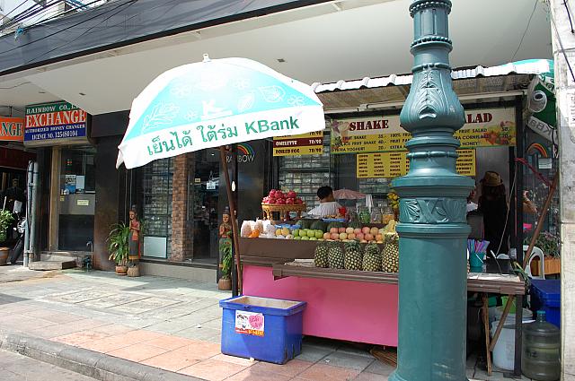 タイらしいといえばフルーツジュースのお店です