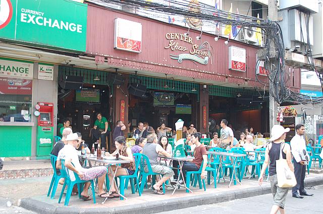 冷房がある店は嫌い、という人もいるようですが、日光の当たり過ぎにも注意が必要です。