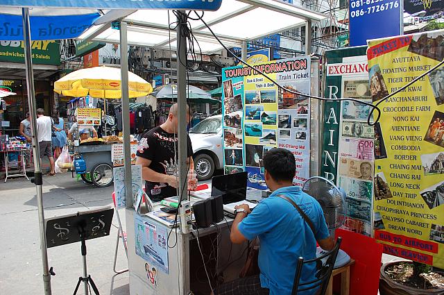 屋外で行う旅行者代理店もあれば、小さなオフィスで行う所などたくさんあります。