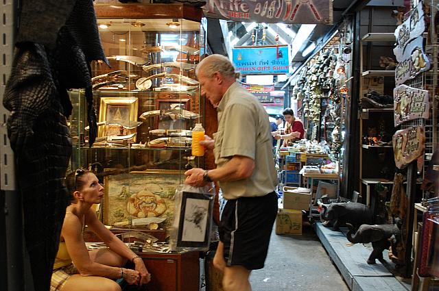 「チャトゥチャック市場」での買い物はバンコク旅行には欠かせません