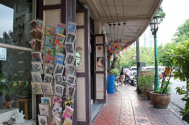 並んでいるお店もおしゃれですし、何より雰囲気が素敵な「プラアティット通り」。