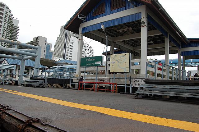 バンコク通の人は車よりボートを巧みに使っています