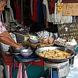 タイの市場にはお店のほかに屋台なども多くあって面白いです
