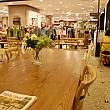 テーブルや椅子などの家具もオシャレでとっても人気のあるカフェです。