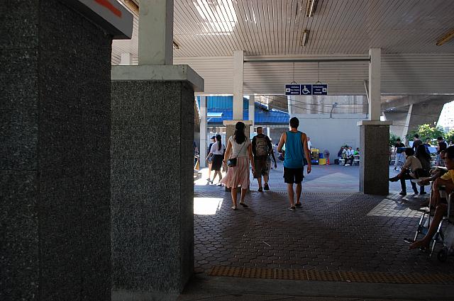 道なりに進んで行くと“サトーン船着場”があります。ほかにも無料シャトルボートに行く人が多くいるので分かりやすいです。