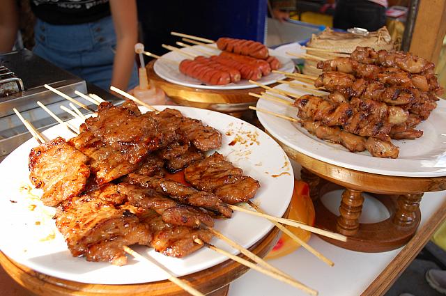 タイでは気軽に食べられる料理として人気の「ムーピン（豚の炭火焼）」はおすすめです。
