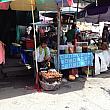 昼間に訪れた市場ではバンコクと同様に屋台などが並んでいます。